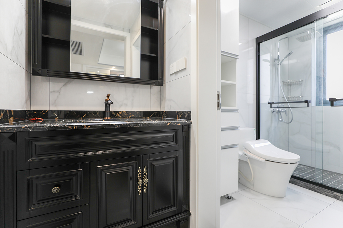 客衛采用干濕分離，干區用深色實木臺盆柜，體現主人高檔次的生活品味。濕區白色的更衣柜、黑色的淋浴房搭配的恰到好處，無不體現了主人優雅的審美觀。