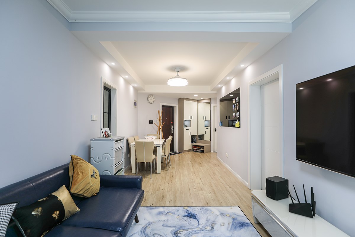 客餐廳一體，空間明亮，，閑暇時光時，飄窗臺上，一杯coffee，窗外的一朵花，一片葉，一縷午后的陽光，都是滋味。
