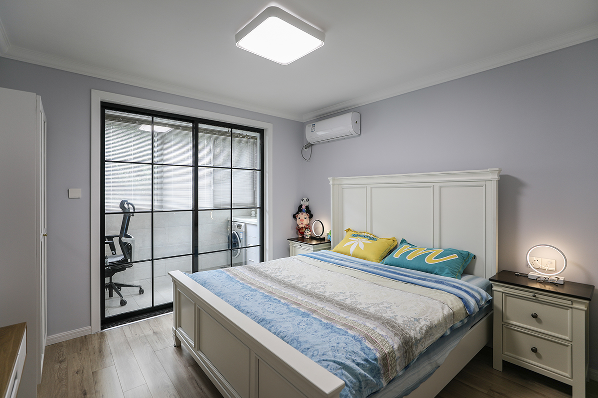 黑，白，灰簡約的顏色，不簡單的空間，配上原木色的地板碰撞出雅致的氣息。金屬的床頭燈，造型精美，光線柔美緩和，是深夜安靜暖心的陪伴。
