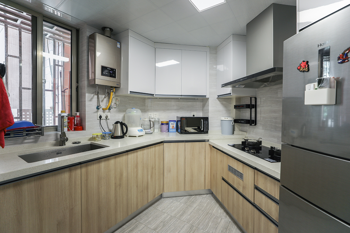 白色配上大理石墻磚，搭上原木色，是不是很干凈。。。廚房的生命在于臺面，醉倒最大化的臺面，實用性滿點，白色調的運用，讓廚房間的空間變得更大，在這里可以為自己最愛的人烹制精美的早餐。
