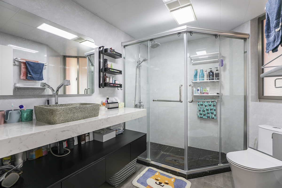 異形的衛生間，仍舊是留下了寬敞的過道，馬桶，淋浴器都放在了里面，寬敞的臺盆看著心情就很歡樂，黑白色調為主，視覺上的拉伸，讓空間感受更寬敞。