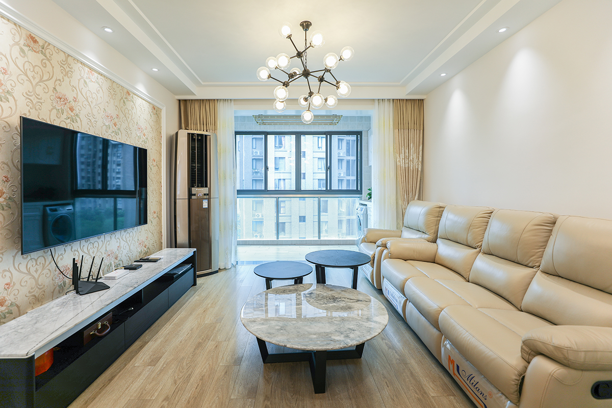 客廳整體風(fēng)格采用藍(lán)色墻面涂料和暖白色系的地板合理搭配，電視柜采用暖色的搭配，使得整體空間的簡潔，吊頂采用臺階式吊頂加以簡單線條，配以中性色的射燈，使得光線得以明朗，視覺得以解放。
