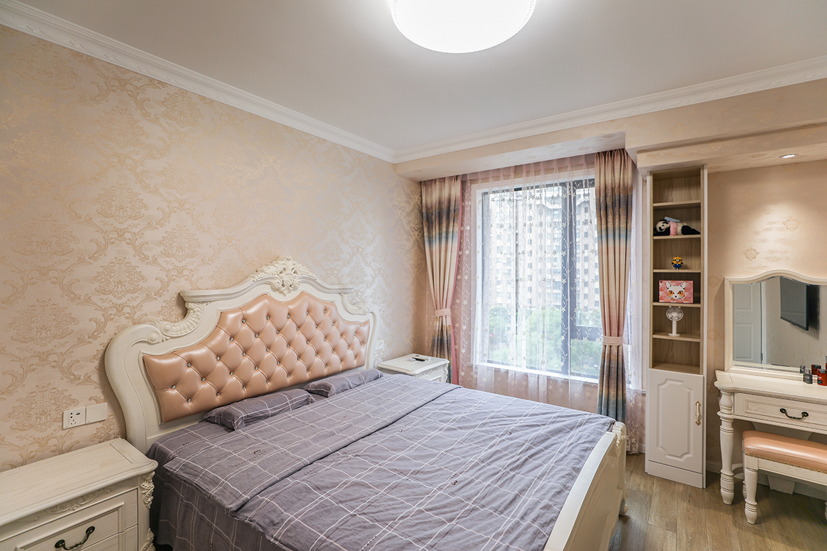 主臥室采用歐式風(fēng)格的家具加以咖色的窗簾使得本身單調(diào)的色彩空間立馬體現(xiàn)出色彩的多樣話和柔和度，使得整體色彩非常的舒服，給人以非常舒服的休息環(huán)境，皮質(zhì)的家具使得色彩反差非常的大，立體效果非常的舒服，體現(xiàn)業(yè)主的追求極簡自由的生活。
