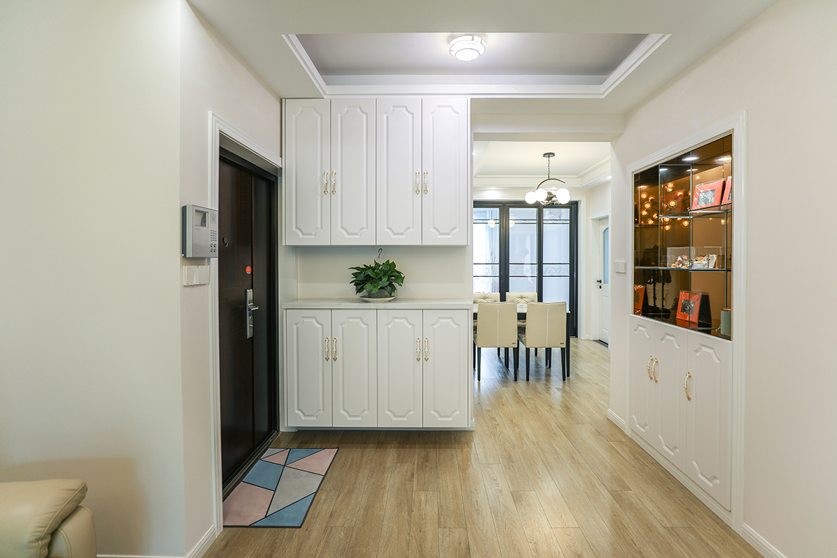 進(jìn)門鞋柜的設(shè)計采用燈帶式下光補(bǔ)充設(shè)計，中間段采用大理石臺面，非常的實用和簡潔，使得格調(diào)非常的新穎，整體格調(diào)非常的干凈清爽。