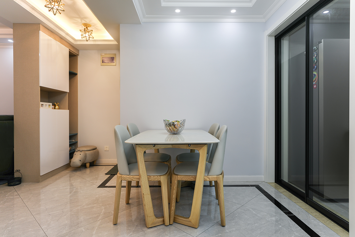 該業主追求高品質生活。整體的室內設計，以現代時尚為主，配以簡歐的風格點綴，二者渾然一體的融合在空間的每處細節，視覺上通透大氣、華麗高貴，展現了主人優雅的內涵和品位。灰色的地磚，黑色的波打線圍邊，使客要看起來更有立體感。
