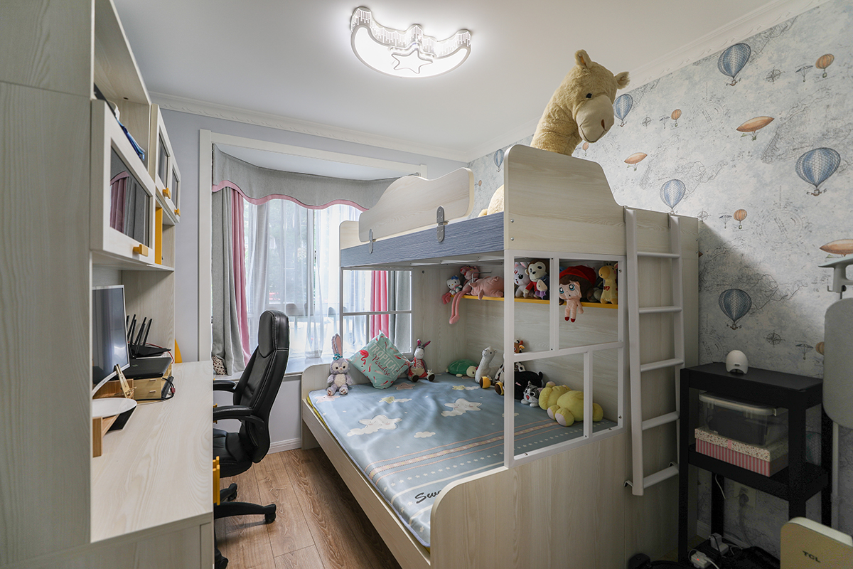 該業主追求高品質生活。整體的室內設計，以現代時尚為主，配以簡歐的風格點綴，二者渾然一體的融合在空間的每處細節，視覺上通透大氣、華麗高貴，展現了主人優雅的內涵和品位。灰色的地磚，黑色的波打線圍邊，使客要看起來更有立體感。
