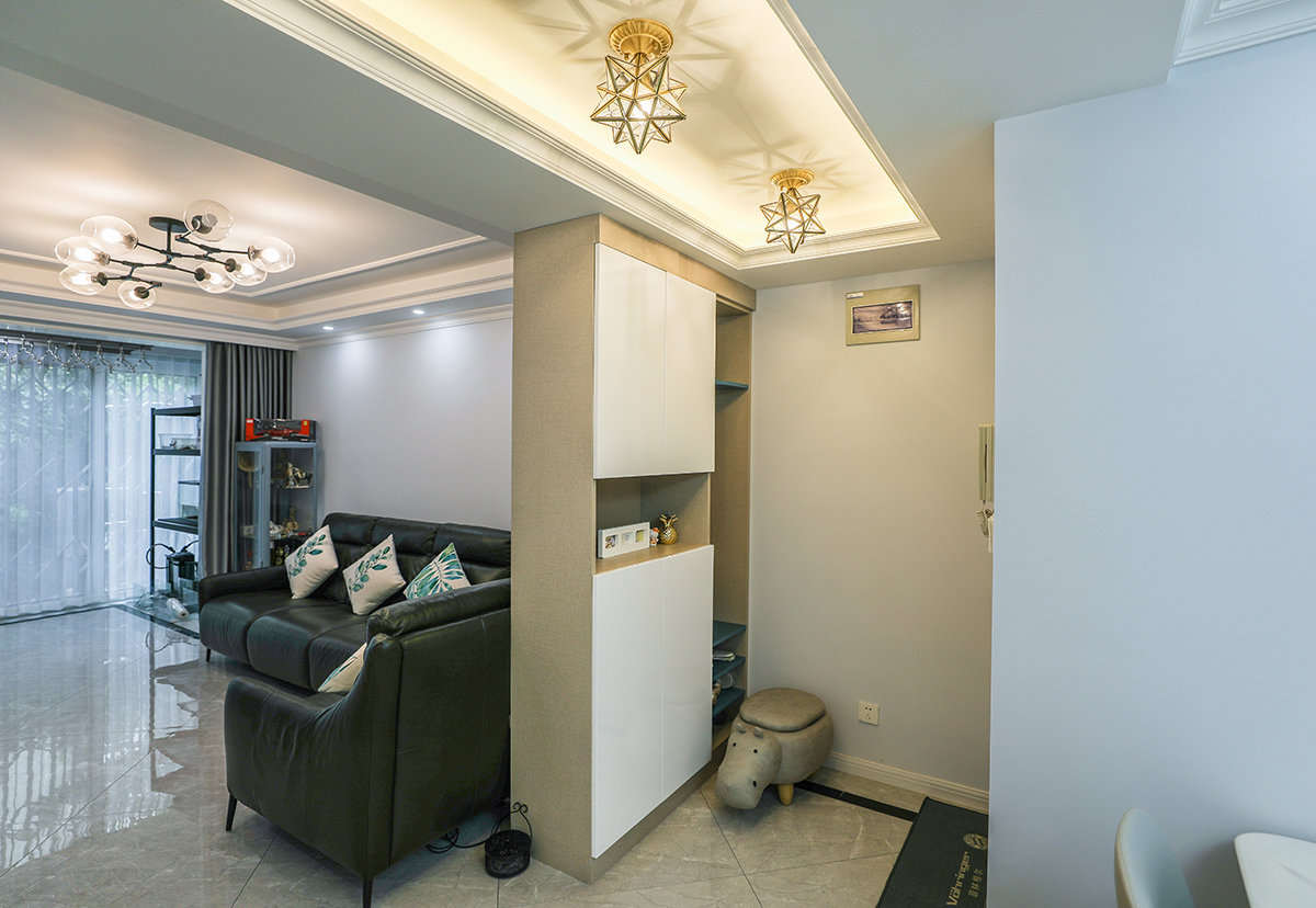 該業主追求高品質生活。整體的室內設計，以現代時尚為主，配以簡歐的風格點綴，二者渾然一體的融合在空間的每處細節，視覺上通透大氣、華麗高貴，展現了主人優雅的內涵和品位。灰色的地磚，黑色的波打線圍邊，使客要看起來更有立體感。