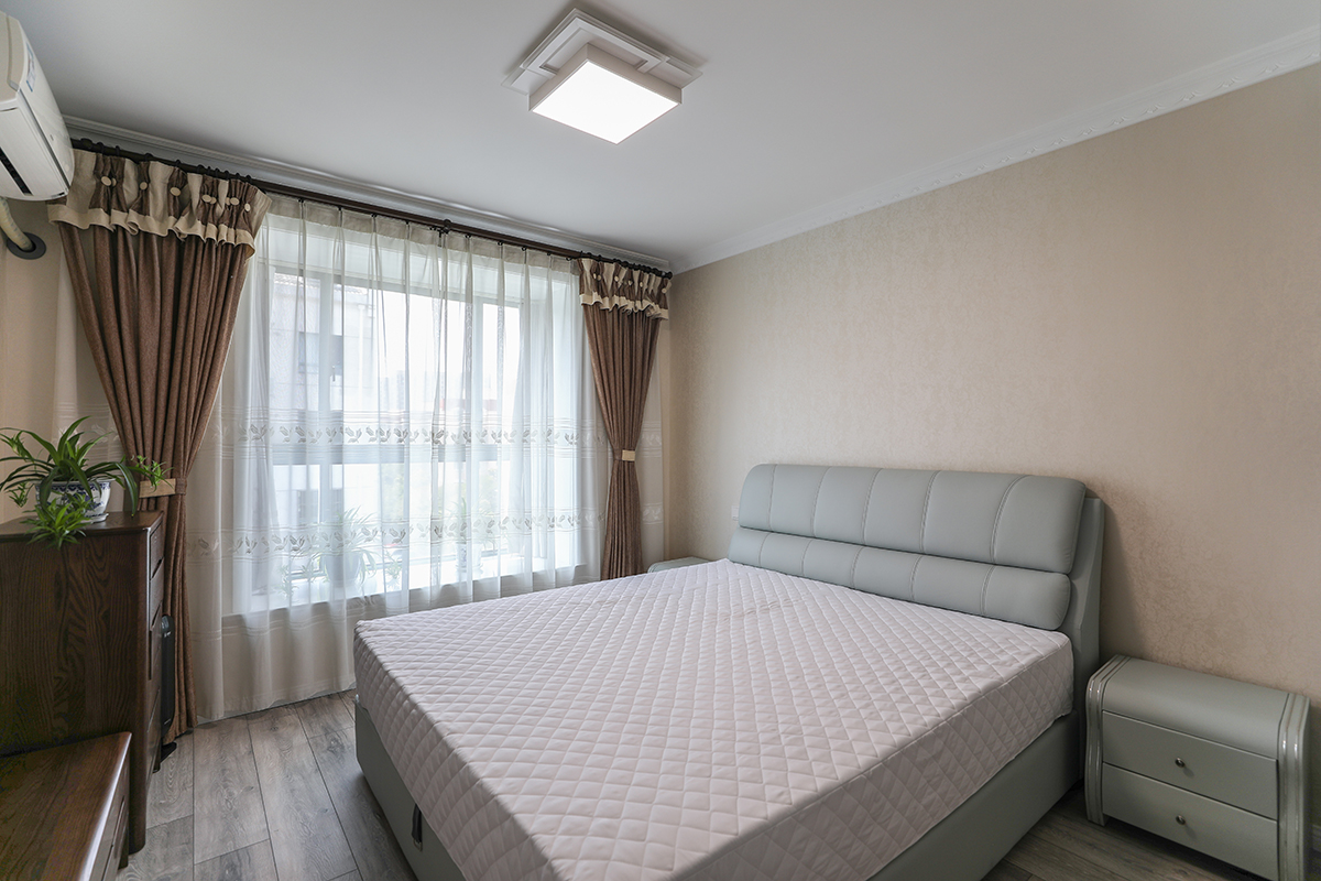 此案例的戶主喜歡干凈整潔的設計，所以在設計整個案例的時候選用了現代簡約風格，現代簡約風格源于西方的現代主義風格，提倡形式追隨功能，就是講究功能第一，花里胡哨的裝飾物可以拋開不要。該設計的特色是將房屋的原材料、色彩搭配、燈光照明等進行最大化的簡化！但就是這些相當簡單的家居裝飾，通過整體的規劃編排設計，往往可以起到很好的視覺效果。
