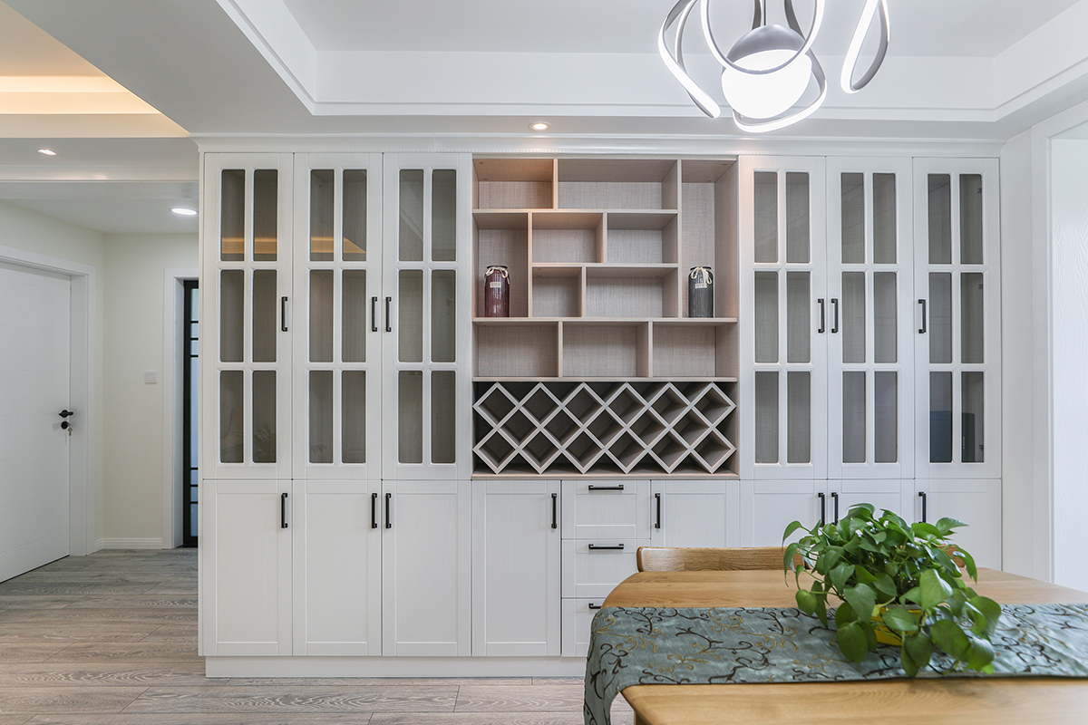 此案例的戶主喜歡干凈整潔的設計，所以在設計整個案例的時候選用了現代簡約風格，現代簡約風格源于西方的現代主義風格，提倡形式追隨功能，就是講究功能第一，花里胡哨的裝飾物可以拋開不要。該設計的特色是將房屋的原材料、色彩搭配、燈光照明等進行最大化的簡化！但就是這些相當簡單的家居裝飾，通過整體的規劃編排設計，往往可以起到很好的視覺效果。
