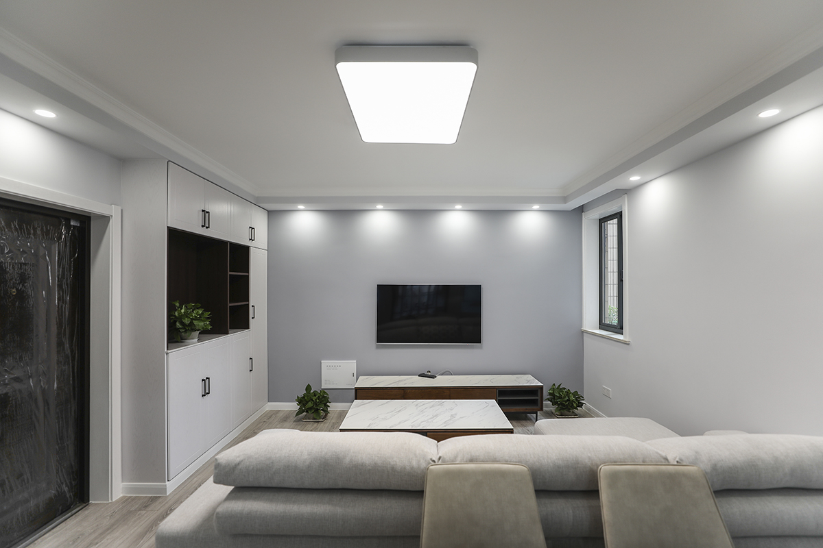 【客餐廳】灰色像他，低調內斂，咖啡色如他們倆，沉穩大方。傳統之外彰顯生活品味，一邊觀影一邊喝點兒小酒或者慵懶地躺在椅子上玩玩電子游戲還有窗外的陽光斑駁。
