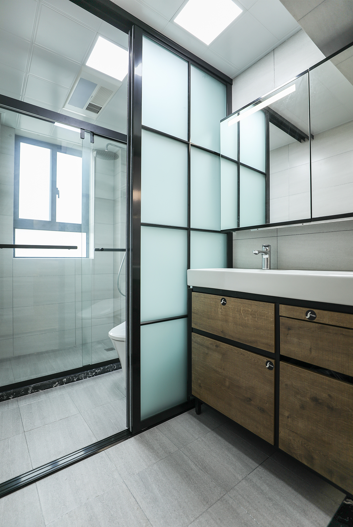 【衛生間】衛生間明快簡潔，把之前的衛生間巧妙的設計出了干濕分區，美化了空間也增強了實用性