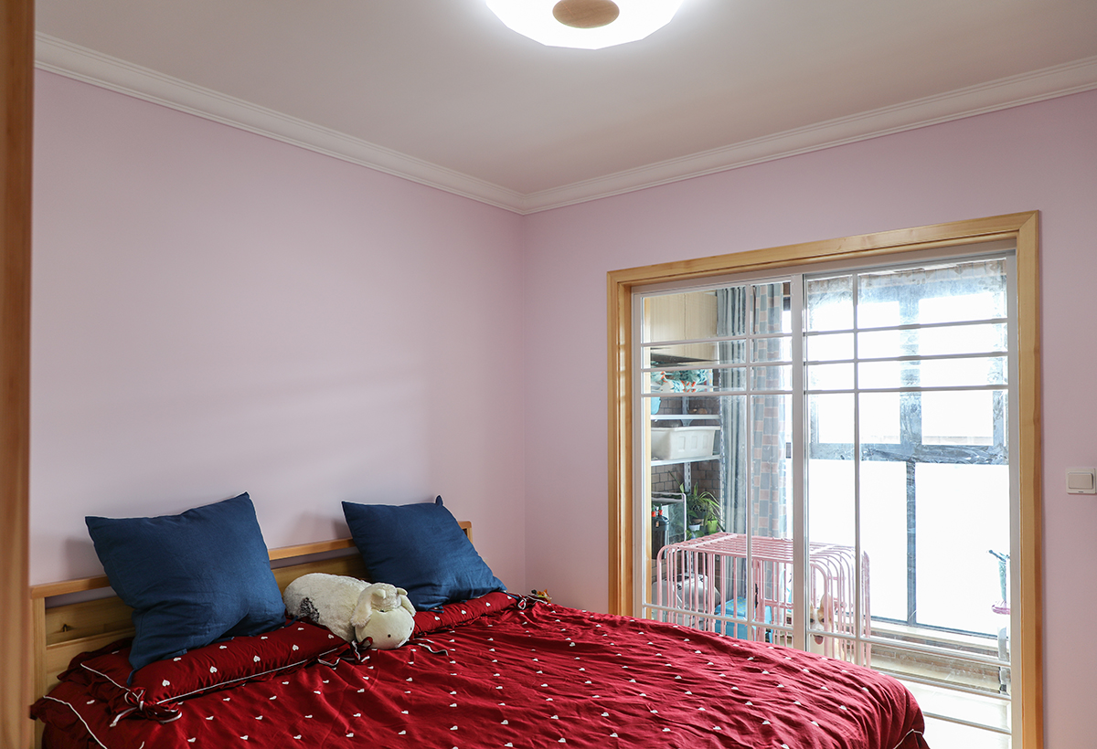 業(yè)主是一對剛結(jié)婚的小夫妻，床上紅色的被子較為喜慶。
