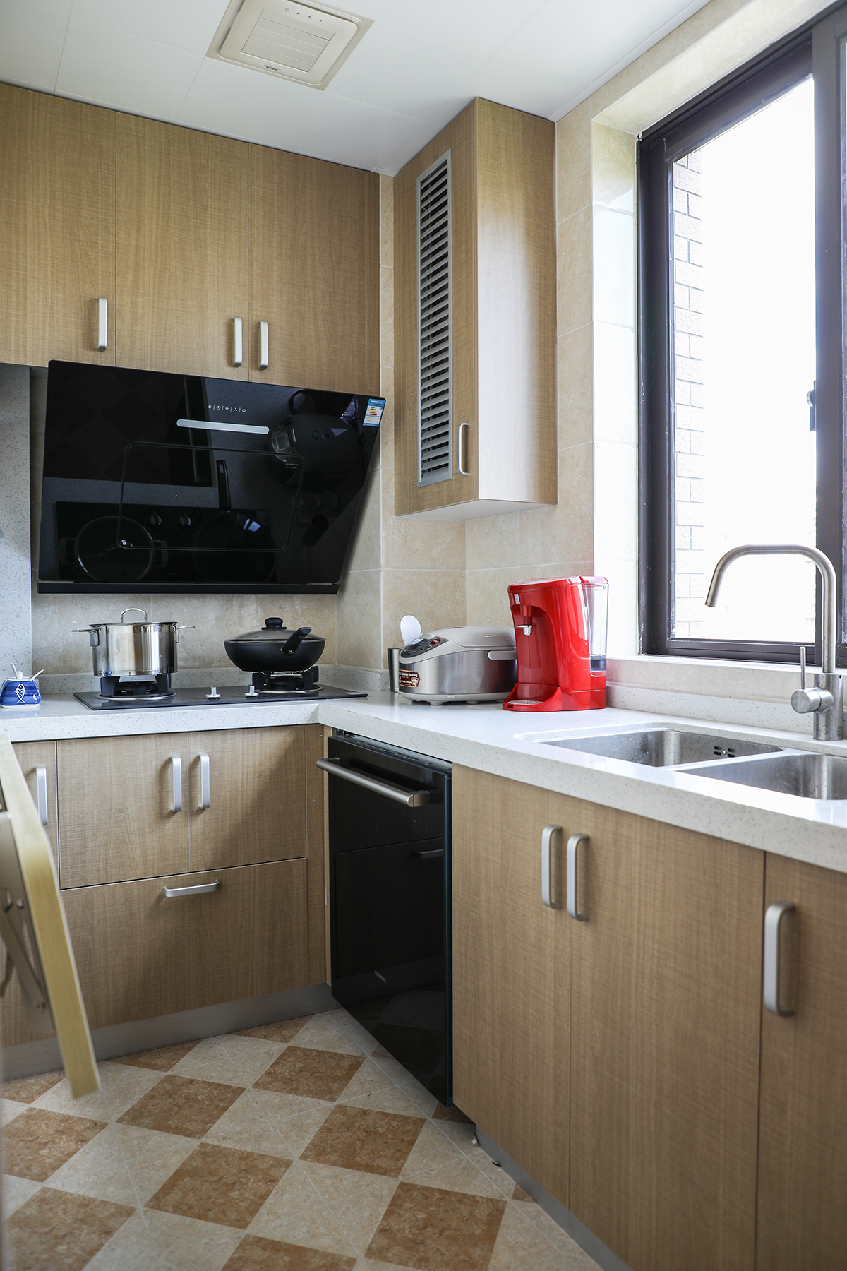 廚房以簡約風(fēng)格為主，地面斜鋪地磚讓整個空間更加的立體
