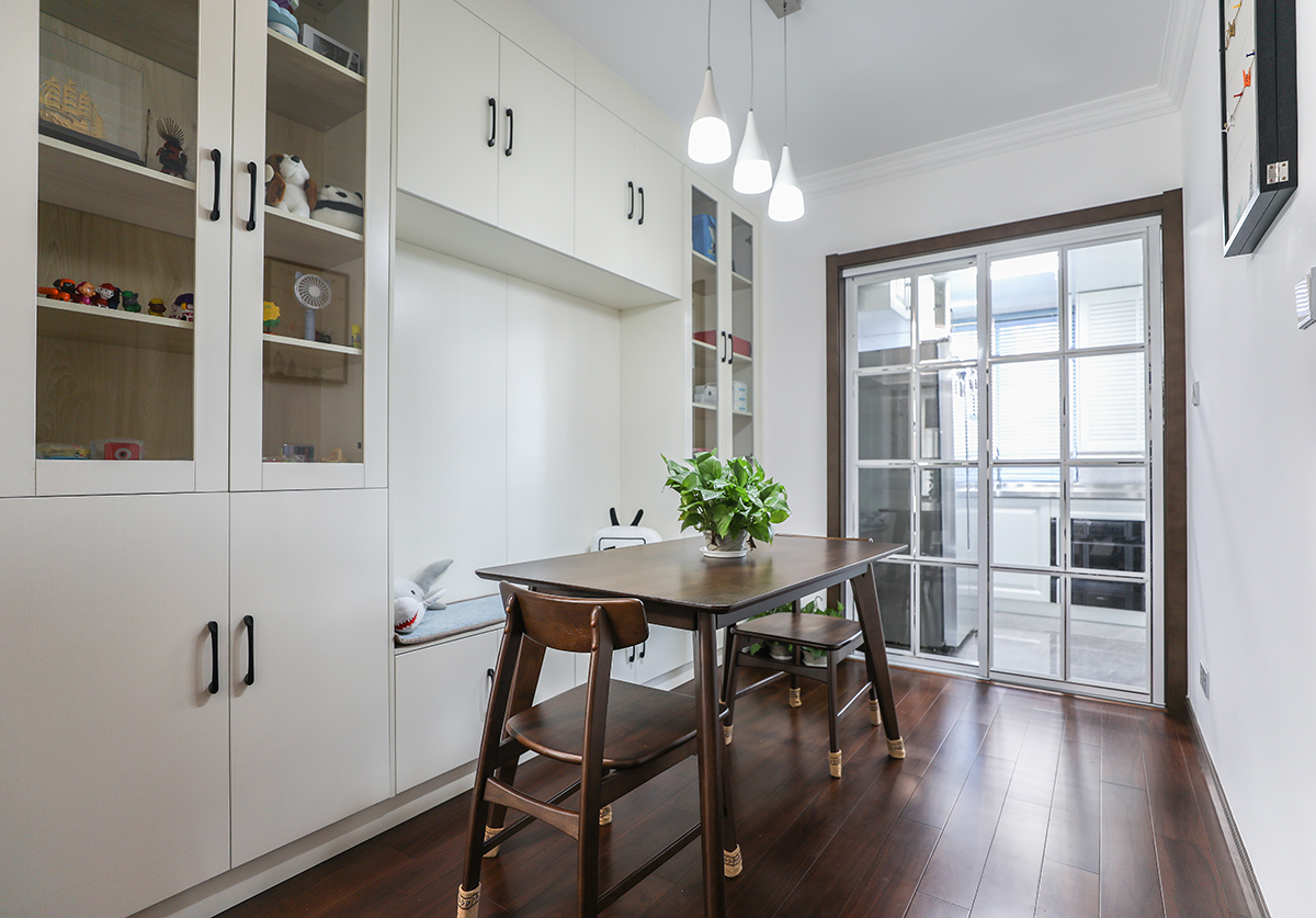  餐廳：餐廳和客廳的融合，無論室色彩，硬裝，配飾，燈具等等，都達到了非常程度上的美感。
