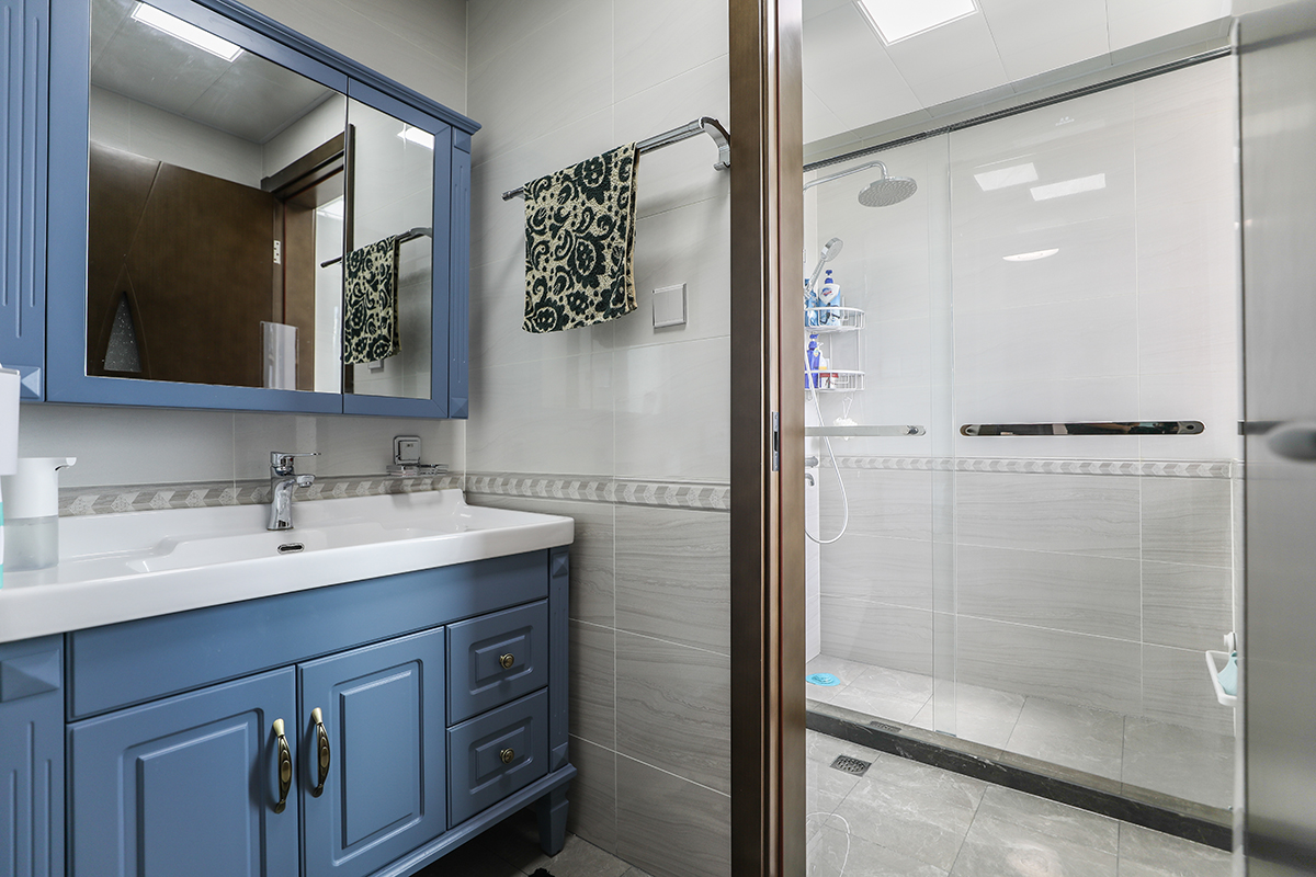    主衛：灰色和冷色的對比，讓空間顯得明亮，奪人眼球。
