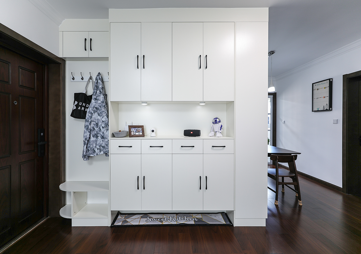 現代輕奢是一種極致的簡約風格，它摒棄了傳統意義上的奢華，簡化裝飾，返璞歸真，輕奢風格注重硬裝手法極簡，但并不像一般的簡約風格那樣隨意，看似簡潔樸素的外表之下，卻常常折射出一種隱藏的貴族氣息，所以給人時尚前衛、氣質優雅，且不失溫馨舒適的感覺。。。。