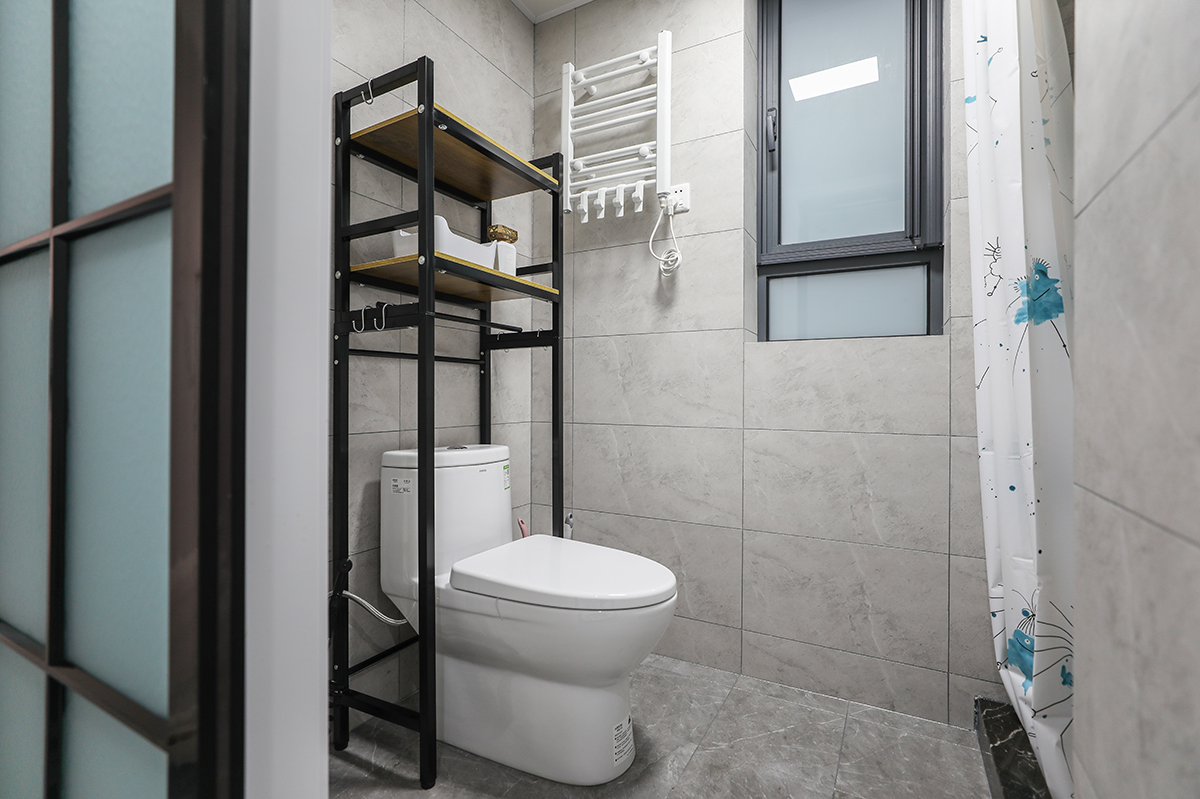 衛生間采用灰色系墻地面瓷磚~好看不顯臟。
