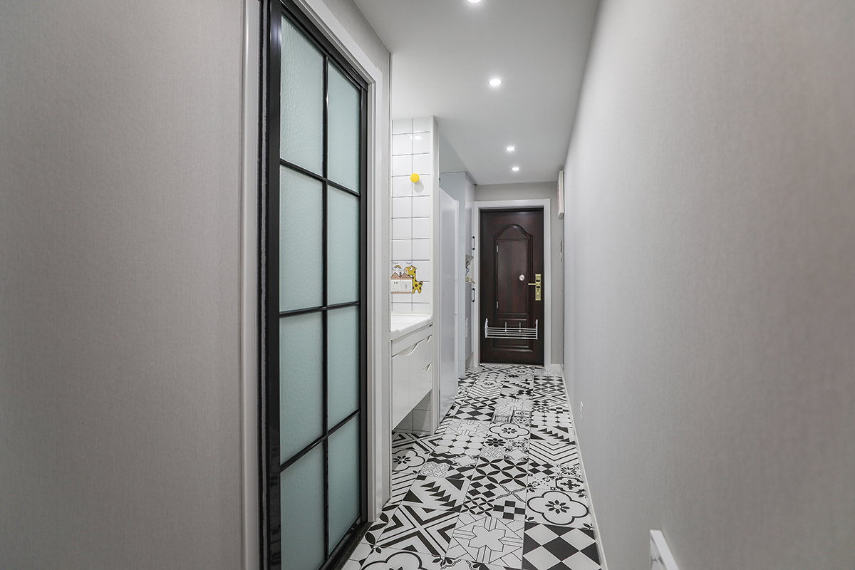 進門玄關做了玄關鞋柜，底部鏤空可以放平時穿出門的鞋，中端部分鏤空可以放置鑰匙和包包。