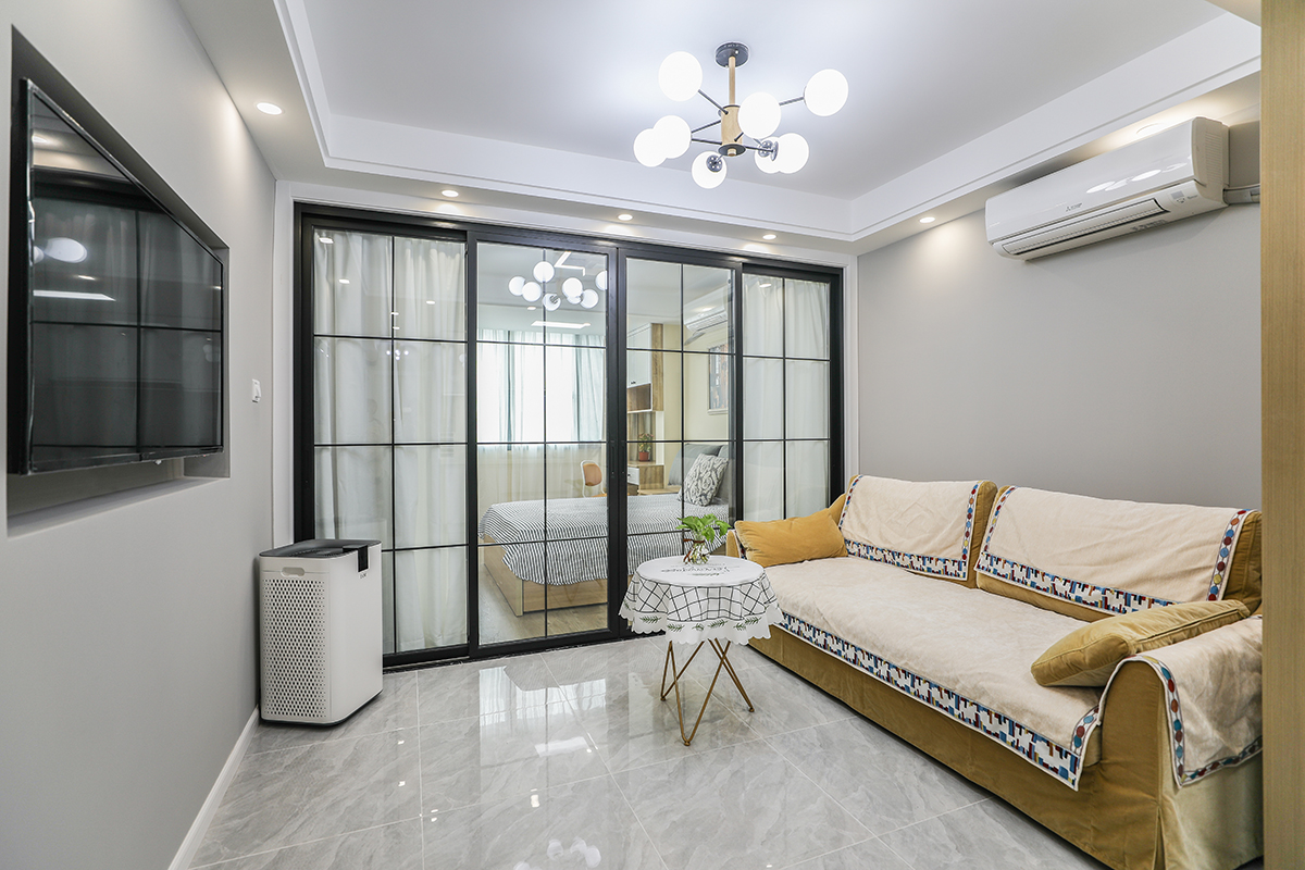 隨著社會的不斷發展，完美的開放式廚房吧臺設計實現了即美觀而又不失實用的功能作用既可以當做小餐桌，又可以聊天看書。這樣的設計可以多容納幾個人的存在，坐在高腳吧椅上喝著酒、聊著天，何不是一種生活享受呢
