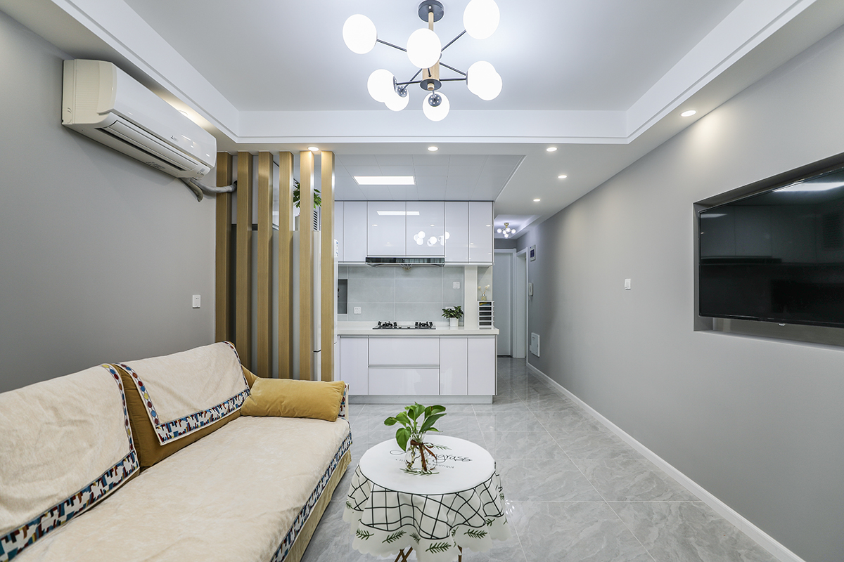 隨著社會的不斷發展，完美的開放式廚房吧臺設計實現了即美觀而又不失實用的功能作用既可以當做小餐桌，又可以聊天看書。這樣的設計可以多容納幾個人的存在，坐在高腳吧椅上喝著酒、聊著天，何不是一種生活享受呢
