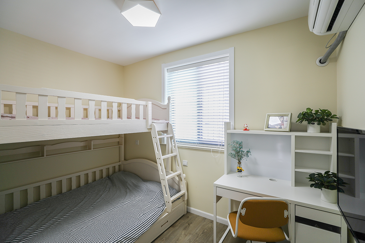 隨著社會的不斷發展，完美的開放式廚房吧臺設計實現了即美觀而又不失實用的功能作用既可以當做小餐桌，又可以聊天看書。這樣的設計可以多容納幾個人的存在，坐在高腳吧椅上喝著酒、聊著天，何不是一種生活享受呢
