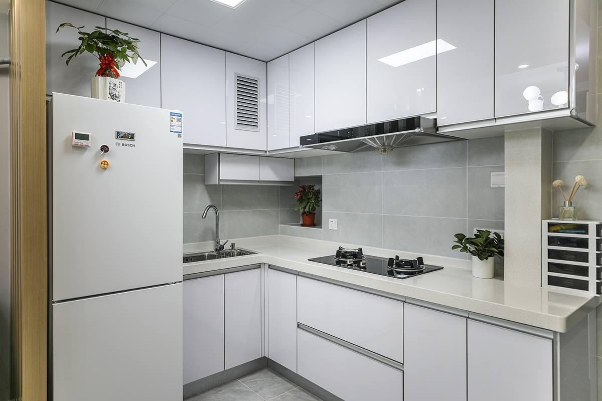 隨著社會的不斷發展，完美的開放式廚房吧臺設計實現了即美觀而又不失實用的功能作用既可以當做小餐桌，又可以聊天看書。這樣的設計可以多容納幾個人的存在，坐在高腳吧椅上喝著酒、聊著天，何不是一種生活享受呢
