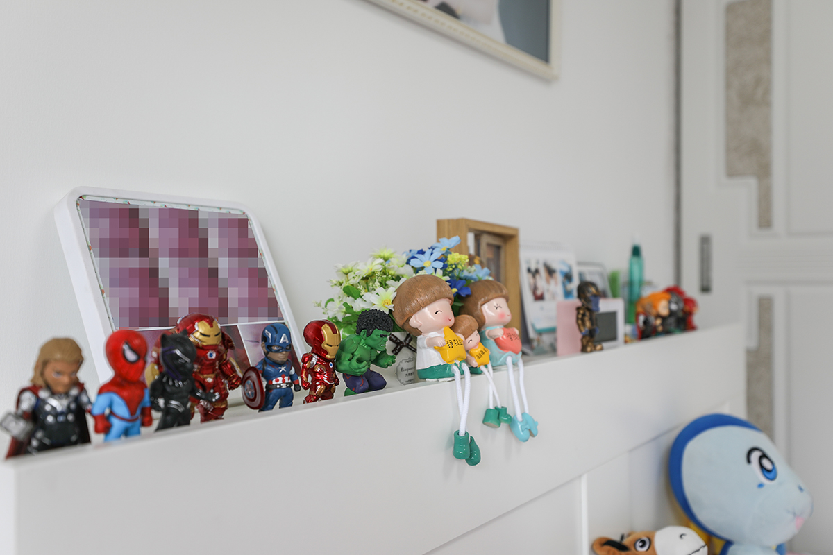 溫馨的三口之家。由于孩子還比較小，增加了小的沙發床，晚上需要在同一個房間入睡。所以暫時就不能放置床頭柜了。床選購的是配有儲物功能及置物功能以代替床頭柜的需求。
