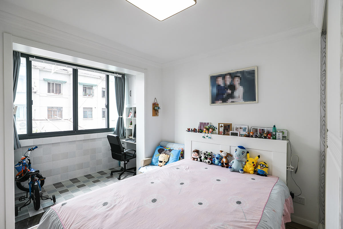 由于墻體向臥室內平移。整個臥室空間會相對比原先要小。所以整體配色還是以白色為主。同時陽臺也未做移門，增加空間的延伸感。
