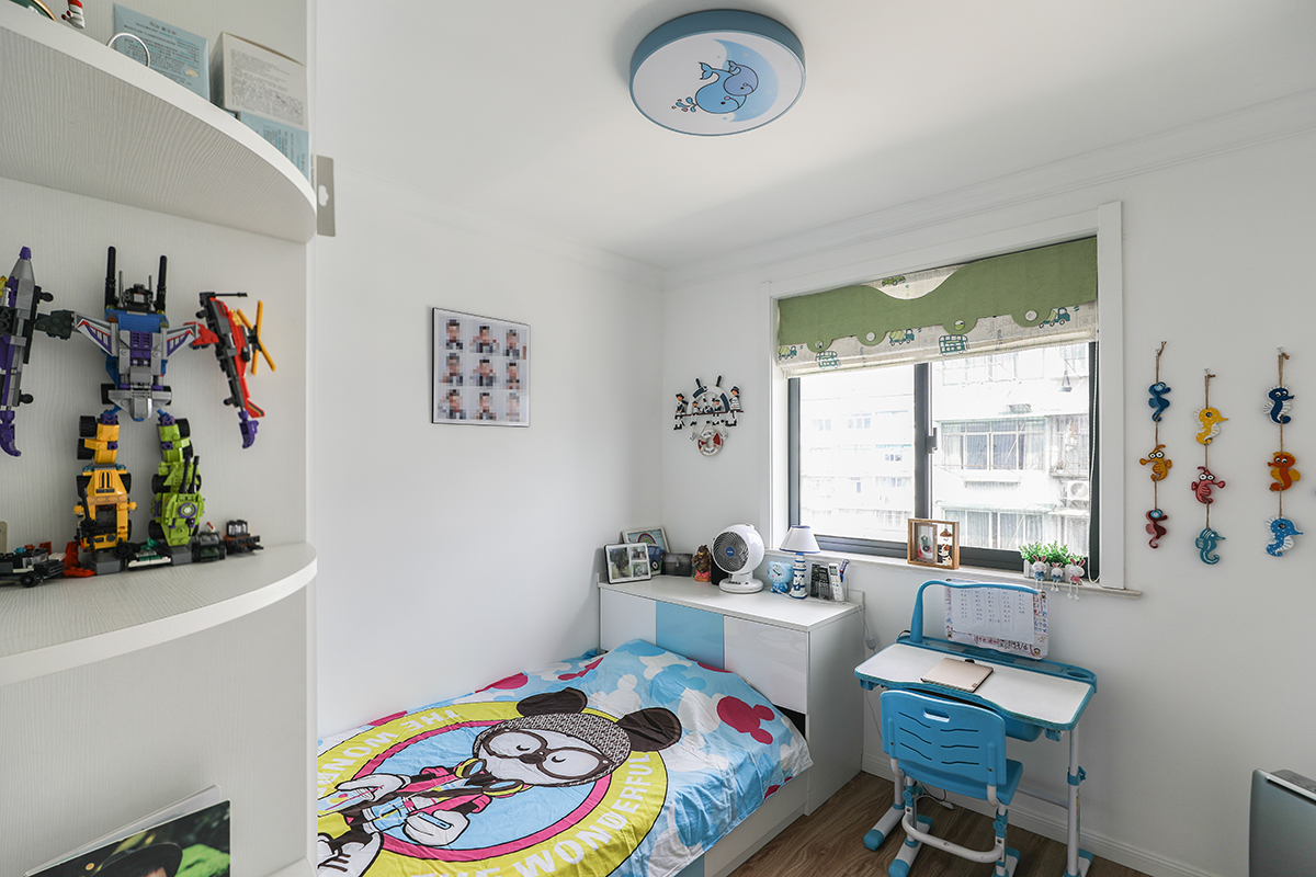 兒童房整體家具為定制家具。整體配色藍色為主，衣柜柜體做了置物架。同時床頭也做了儲物柜增加了儲物柜。
