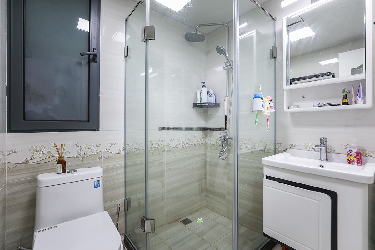 衛生間相對于原先的廚房要大很多。空間也未作改動。保留了原始的格局。配色還是以明亮為主。主要采光不是很好。也做了上下墻的配色。使得空間更有層次感。
