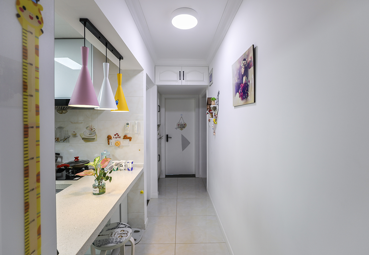 進門的鞋柜，入戶的吊柜，利用每一處可以挖掘的空間。不僅增加了儲物的空間同時又不局促。改變了原先進門昏暗壓抑的感覺。