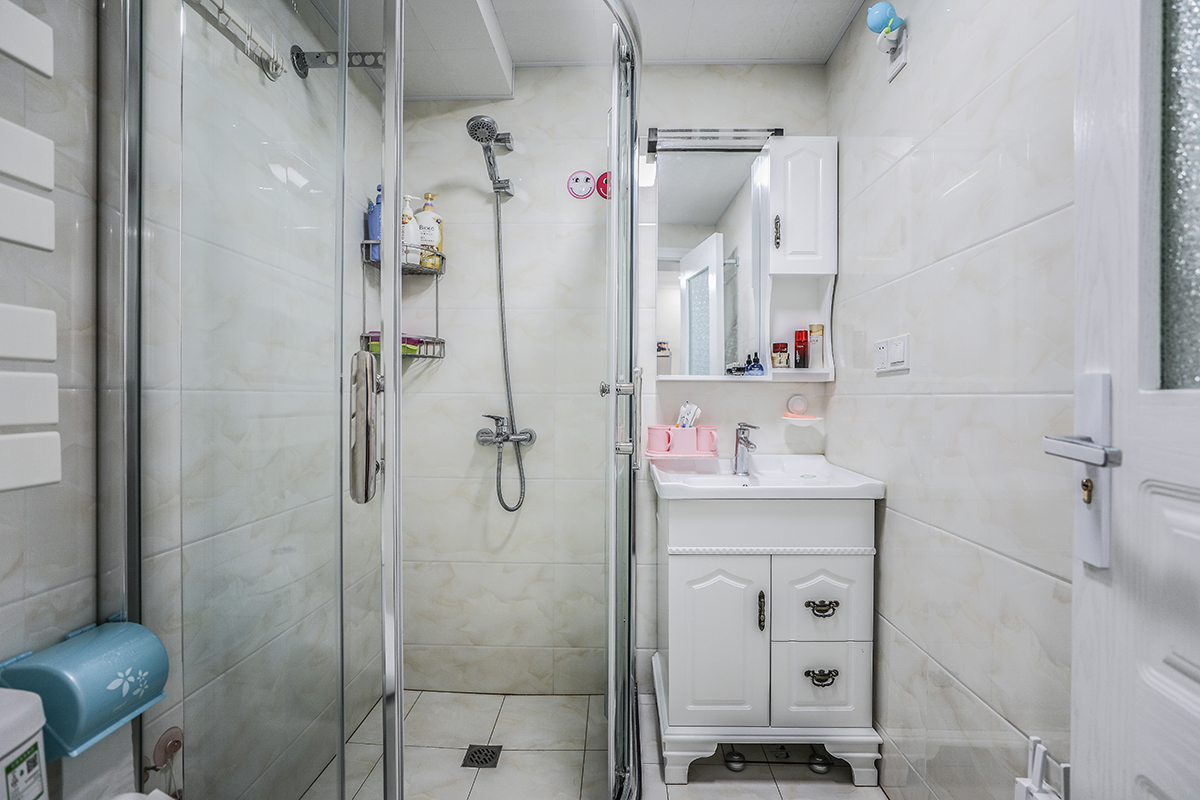 衛生間的整個空間布局考慮了功能的整體性，合理的運用了色彩搭配讓整個空間更加立體化。
