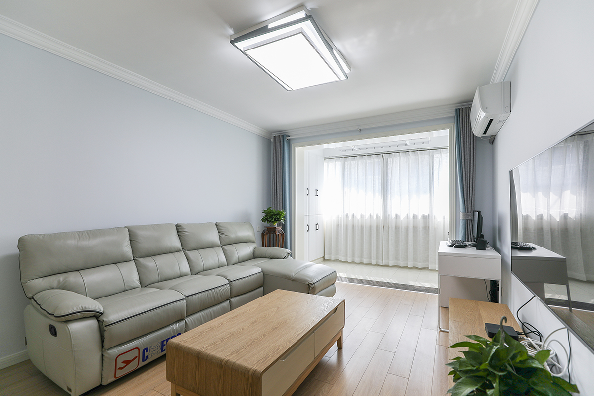 該業(yè)主是一對新婚燕爾的夫妻，正是憧憬著對未來生活的美好，一個溫馨的家，正是婚姻生活的開始原木色地板，灰色墻面作為北歐風(fēng)格的不可或缺的元素，簡約卻不失大方
