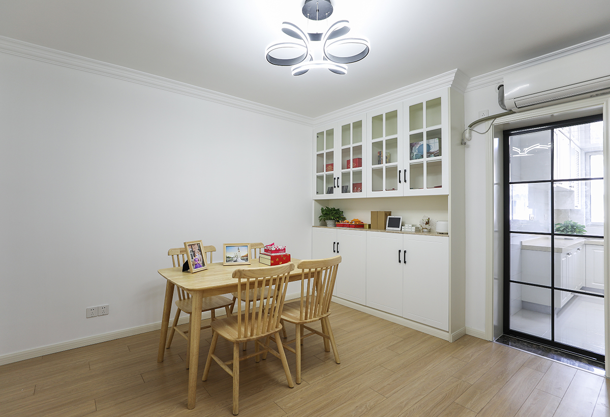 作為房間暗廳，白色是整體顏色的最佳選擇，使原本的暗廳變得光亮起來，原木色的家具，使得空間簡約卻不簡單起來
