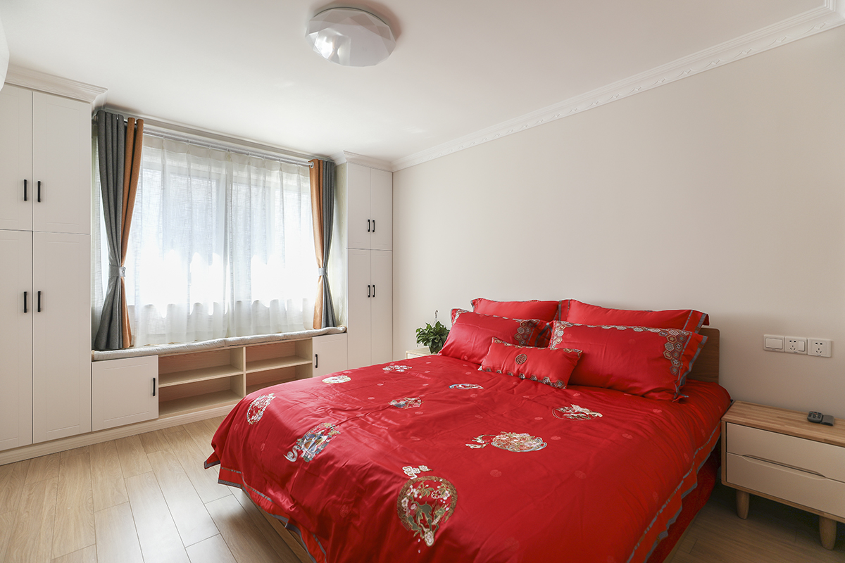 藕粉色的墻面，溫馨而淡雅，飄窗柜更是增加了主人生活的品味，閑暇之余，坐在飄窗上，品一盞茶，讀一本書，在上海這篇忙碌的城市，享受屬于家庭的寧靜
