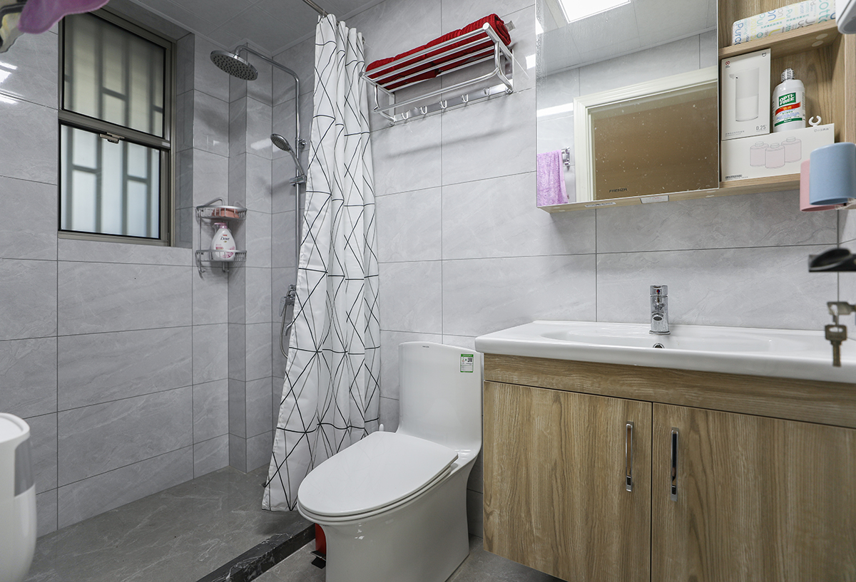 灰色原木色與整個空間相呼應(yīng)，干凈整潔，大方卻又低調(diào)
