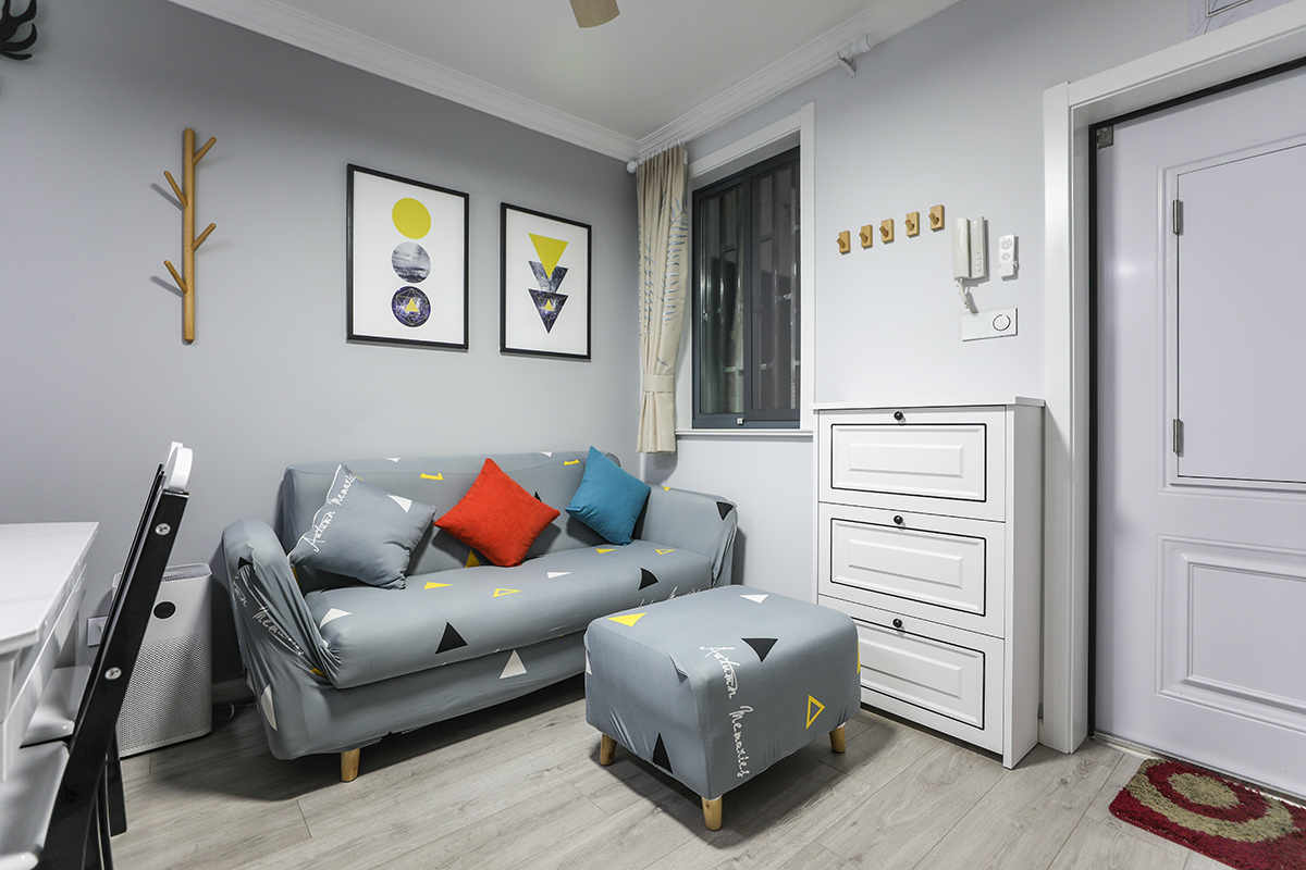 客廳：色彩上運(yùn)用時(shí)下最流行的高級灰與原木結(jié)合，又有現(xiàn)代時(shí)尚流行的高級灰沙發(fā)的遙相呼應(yīng)，給空間上帶來了視覺上的超強(qiáng)層次感。
