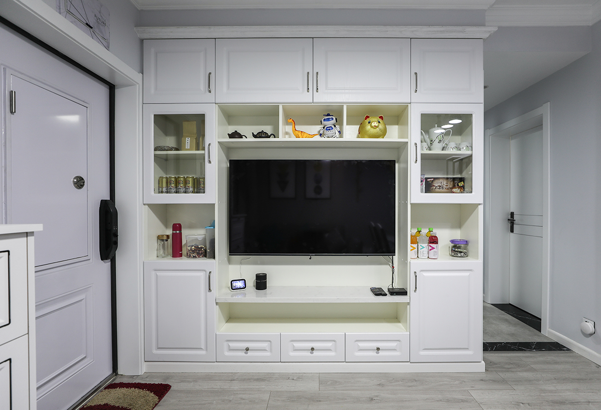 客廳：色彩上運(yùn)用時(shí)下最流行的高級灰與原木結(jié)合，又有現(xiàn)代時(shí)尚流行的高級灰沙發(fā)的遙相呼應(yīng)，給空間上帶來了視覺上的超強(qiáng)層次感。
