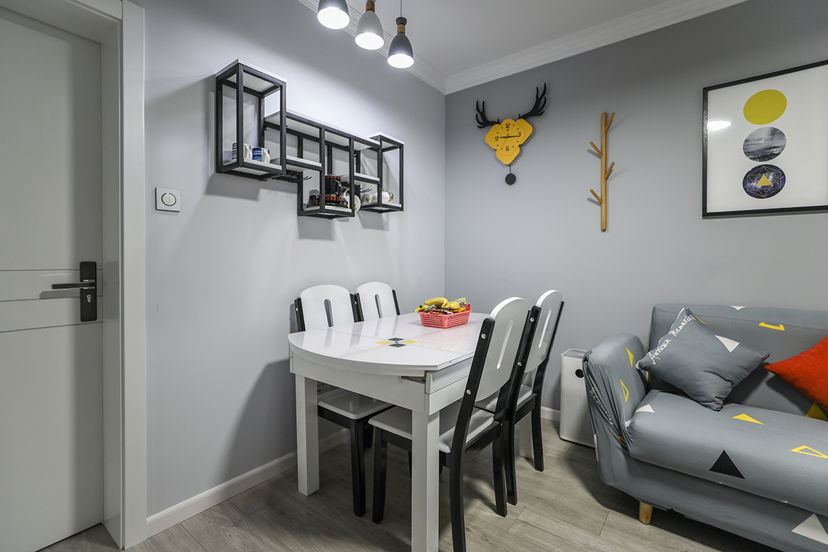 客廳：色彩上運(yùn)用時(shí)下最流行的高級灰與原木結(jié)合，又有現(xiàn)代時(shí)尚流行的高級灰沙發(fā)的遙相呼應(yīng)，給空間上帶來了視覺上的超強(qiáng)層次感。
