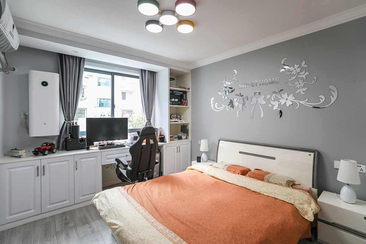 主臥：簡潔明亮的衣柜門板，灰色的景墻，米白色的床鋪，已經(jīng)是這個(gè)空間配飾里不可缺少的元素了，極簡，高雅，平和，不失貴族氣息，但又顯得如此的低調(diào)。
