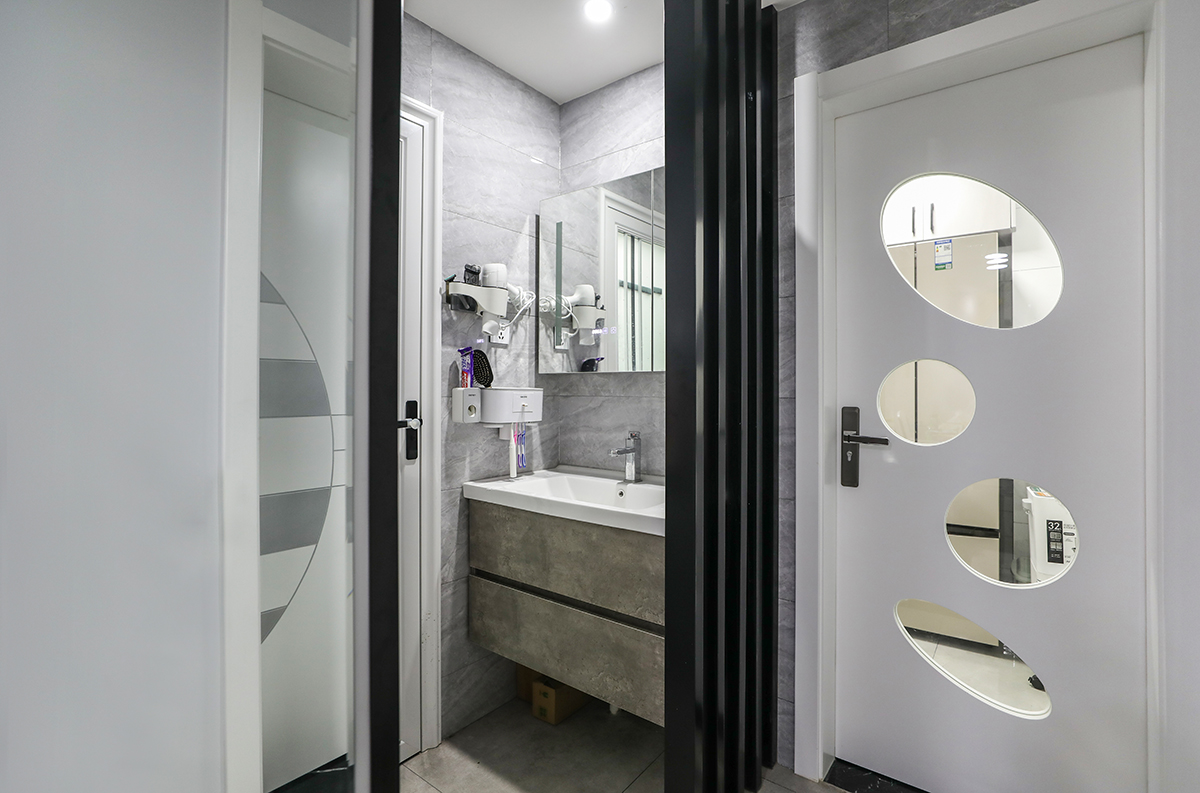 主衛(wèi)：灰色和冷色的對比，讓空間顯得明亮，奪人眼球。