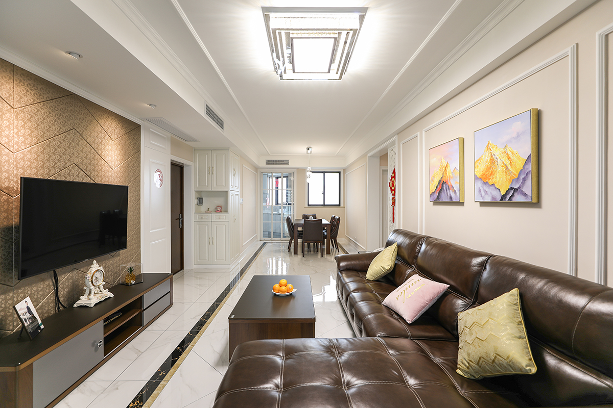 客廳：整個客廳和餐廳通過墻面顏色分隔開了，白色撞色棕色，軟裝搭配增添奢華感，真皮沙發彰顯品質。
