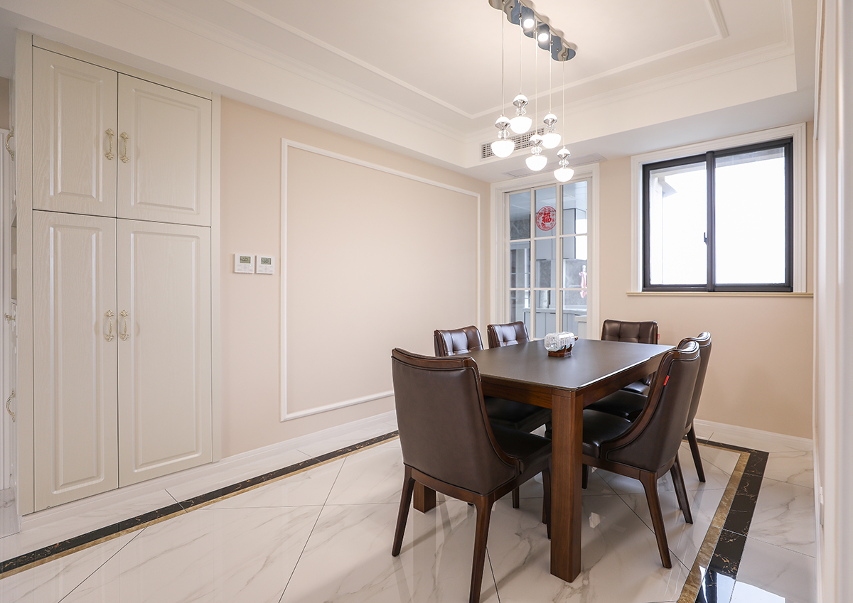 餐廳：餐桌與客廳的沙發同色系，為餐廳注入了更多的優雅與經典。家人每天齊聚在餐桌前，是在快節奏生活中溝通感情的最佳場景。
