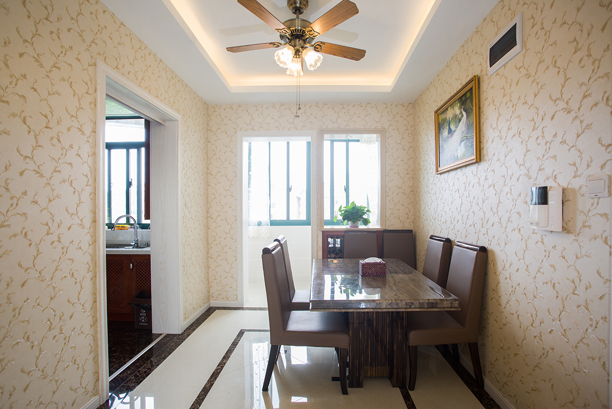 餐廳：餐廳的米色調和客廳統一，變奏出了空間的色彩魅力，餐廳的風扇吊燈多了藝術的質感；大理石餐桌與皮質的餐椅應和著空間的主基調，將清暖與淡靜合并出生活的雅致。
