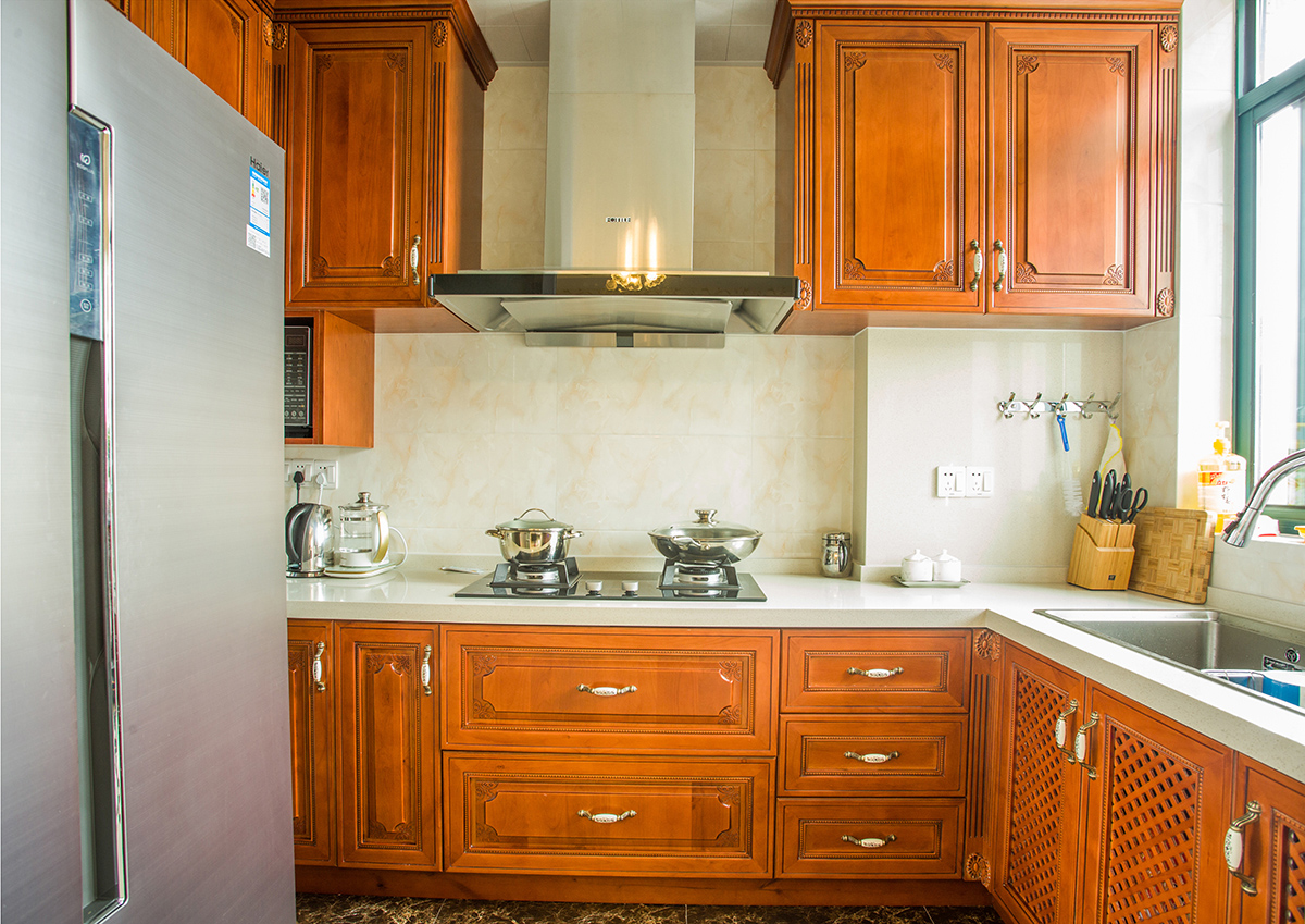 廚房：廚房大面積的撞色應用，呈現出廚房的干凈。廚房是個誕生美味的地方，做飯的心情要明亮快活才能做出好吃的菜呀。
