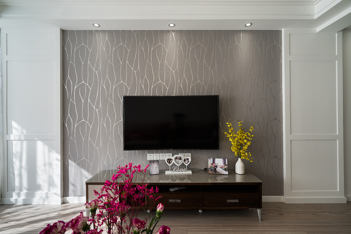 客廳：客廳里沙發(fā)是簡單的白色，還添加了個性的吊燈，掛上幾幅充滿藝術氣息的掛畫裝飾，顯得精致又文藝。個性的電視背景墻，讓客廳現(xiàn)代利落。
