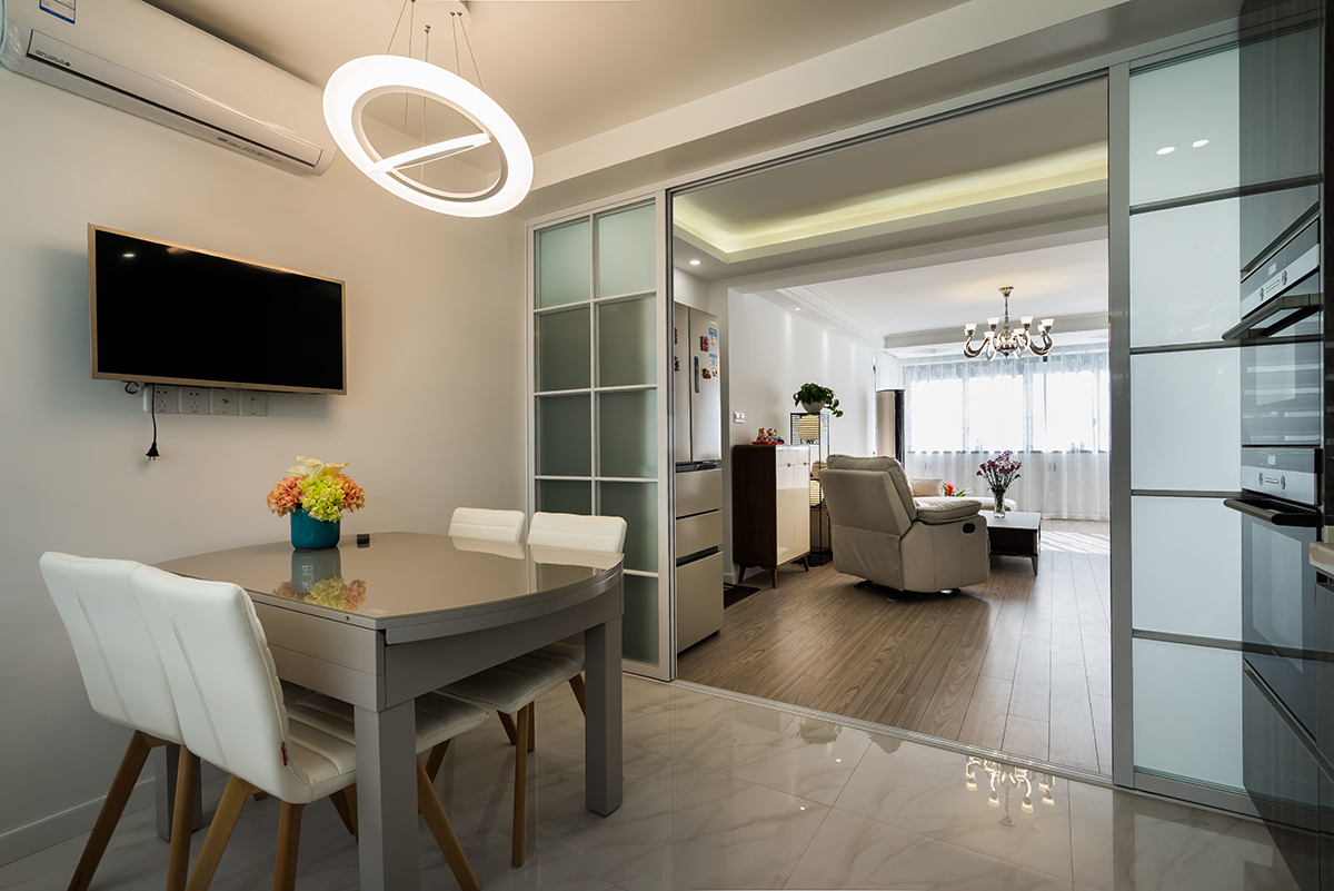 餐廳：餐廳，灰色的餐桌椅增加了幾分貴氣也更添柔軟舒適；多造型的吊燈結合高級灰地磚，讓空間更加富有藝術氣息與造型美學。
