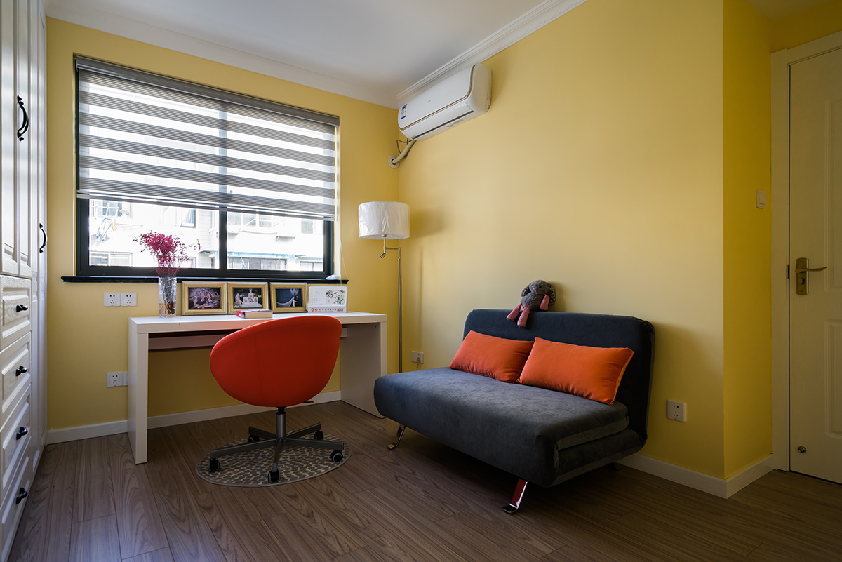 臥室：臥室依循原有的線條進行裝飾，波點窗簾搭配花色墻紙背景墻，讓臥室更具有溫馨感，窗前放了一個梳妝臺和一個沙發(fā)，冬天曬曬太陽，跟朋友喝喝茶，相當愜意。
