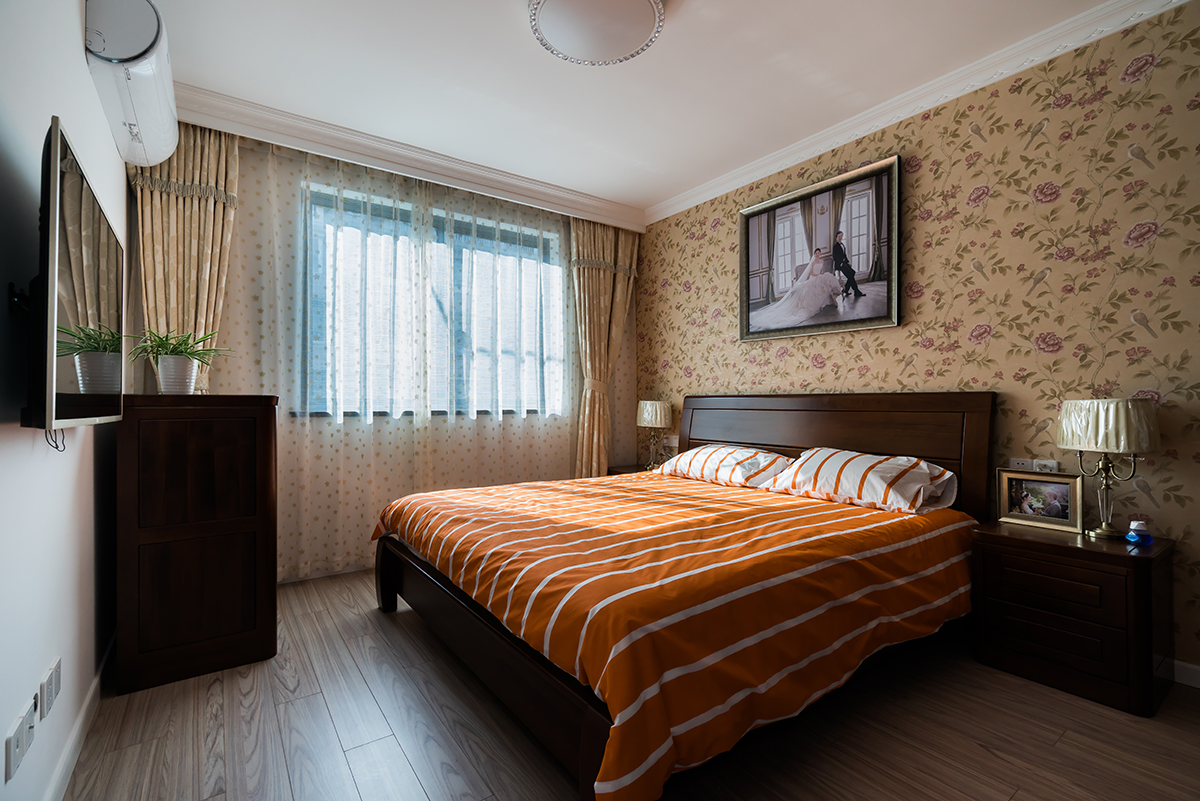 臥室：臥室依循原有的線條進行裝飾，波點窗簾搭配花色墻紙背景墻，讓臥室更具有溫馨感，窗前放了一個梳妝臺和一個沙發(fā)，冬天曬曬太陽，跟朋友喝喝茶，相當愜意。
