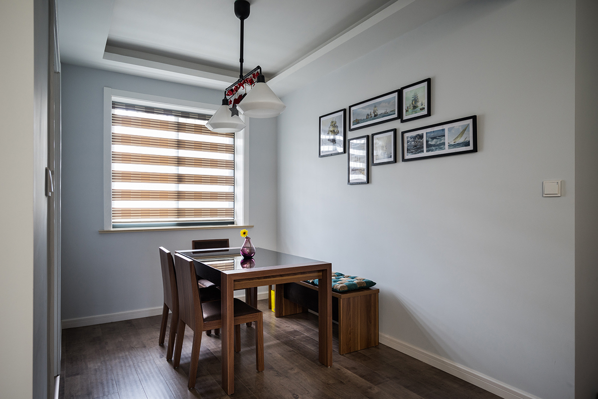 餐廳：餐廳客廳連貫的空間，餐椅搭配靠墻的卡座，整個空間顯得充滿了華麗與溫馨的雅致感。主臥：臥室整體墻面氛圍在淺灰色的基調(diào)為主，結(jié)合墻上的風(fēng)景墻布和窗戶上的白色的帳紗，使得空間被經(jīng)驗端莊的氛圍包圍。
